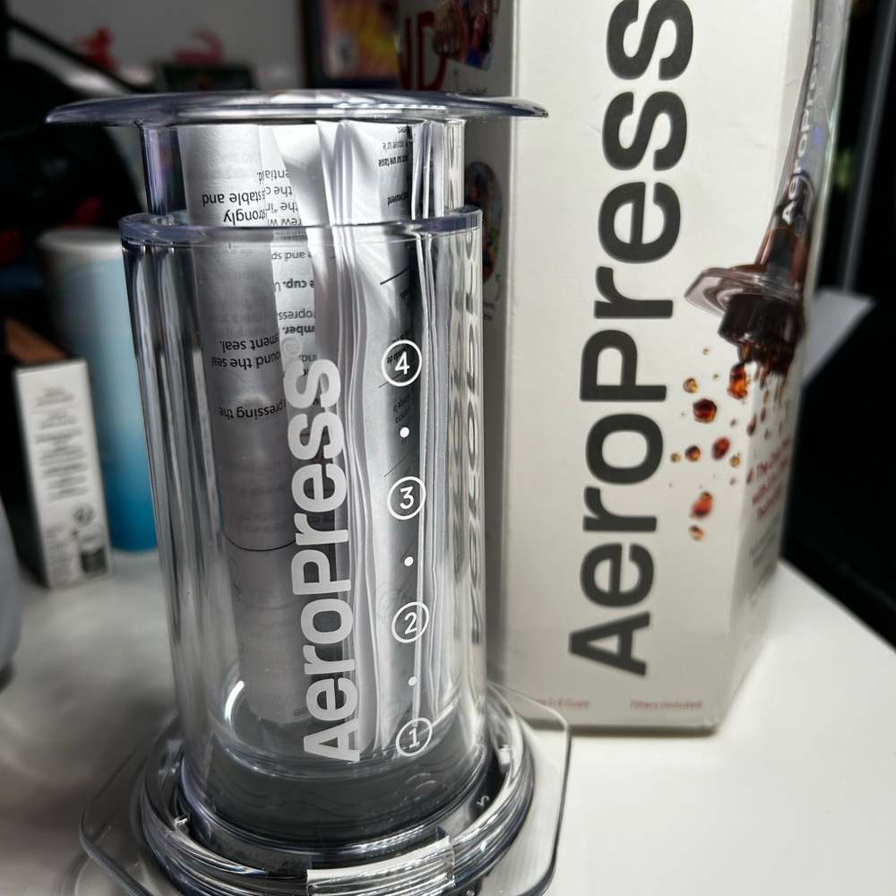 Aeropress clear 4 brew styles new. Makes 1-2 cups. Filter included.Damaged box.